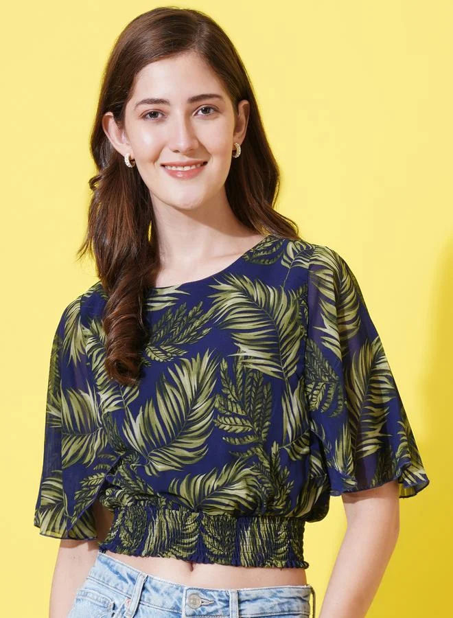 يو اّند اف بلوزة قصيرة بياقة دائرية وطبعة استوائية